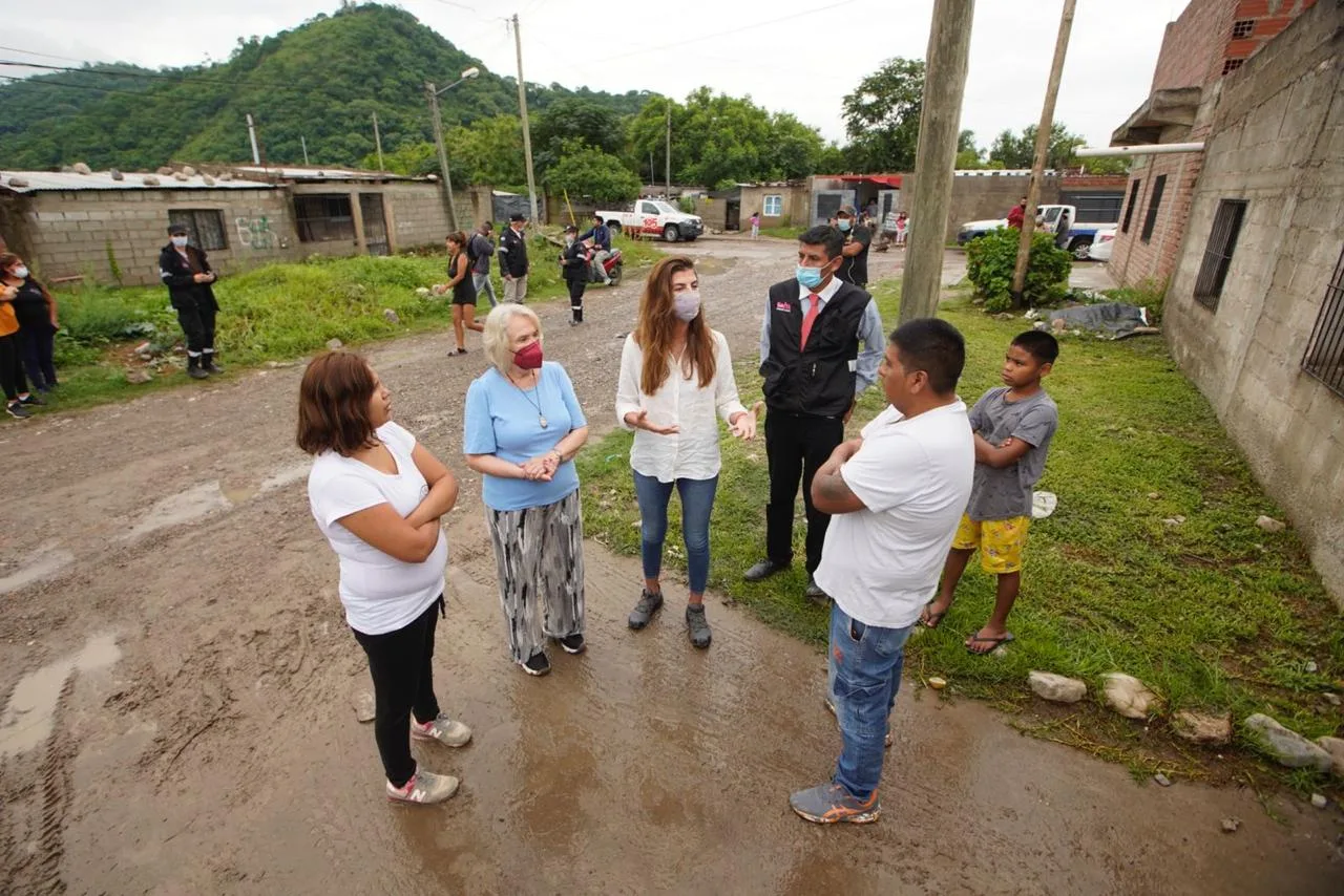 visita a vecinos afectados por lluvias 1