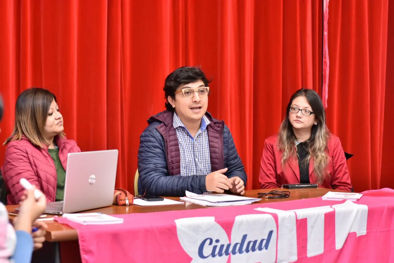 gabinete joven reunión 3 A