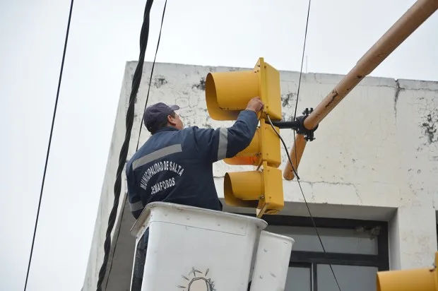 Cambio-de-lamparas-de-sem-foros-en-calle-Alsina-y-Av.-Sarmiento-4-1-wpcf_620x412