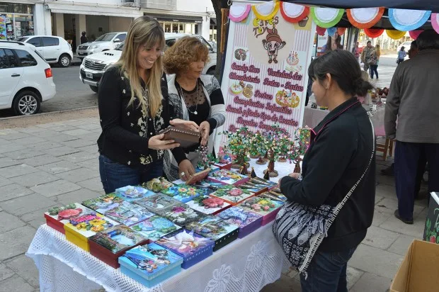 Evento-Souvenirs-de-Tu-Ciudad-en-Plaza-Belgrano-1-wpcf_620x412-1