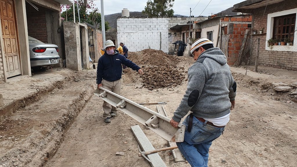 cordón cuneta barrio La Fama 5