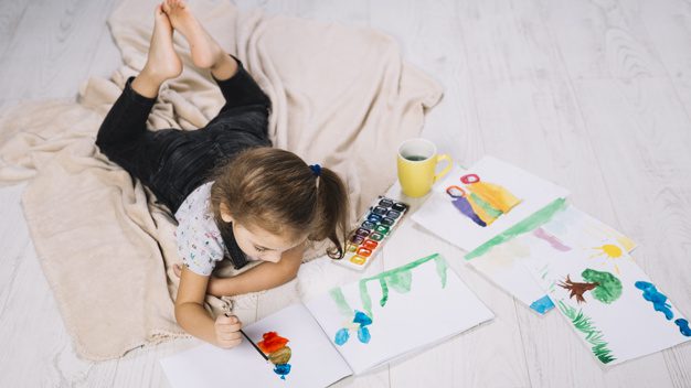 niña pintando