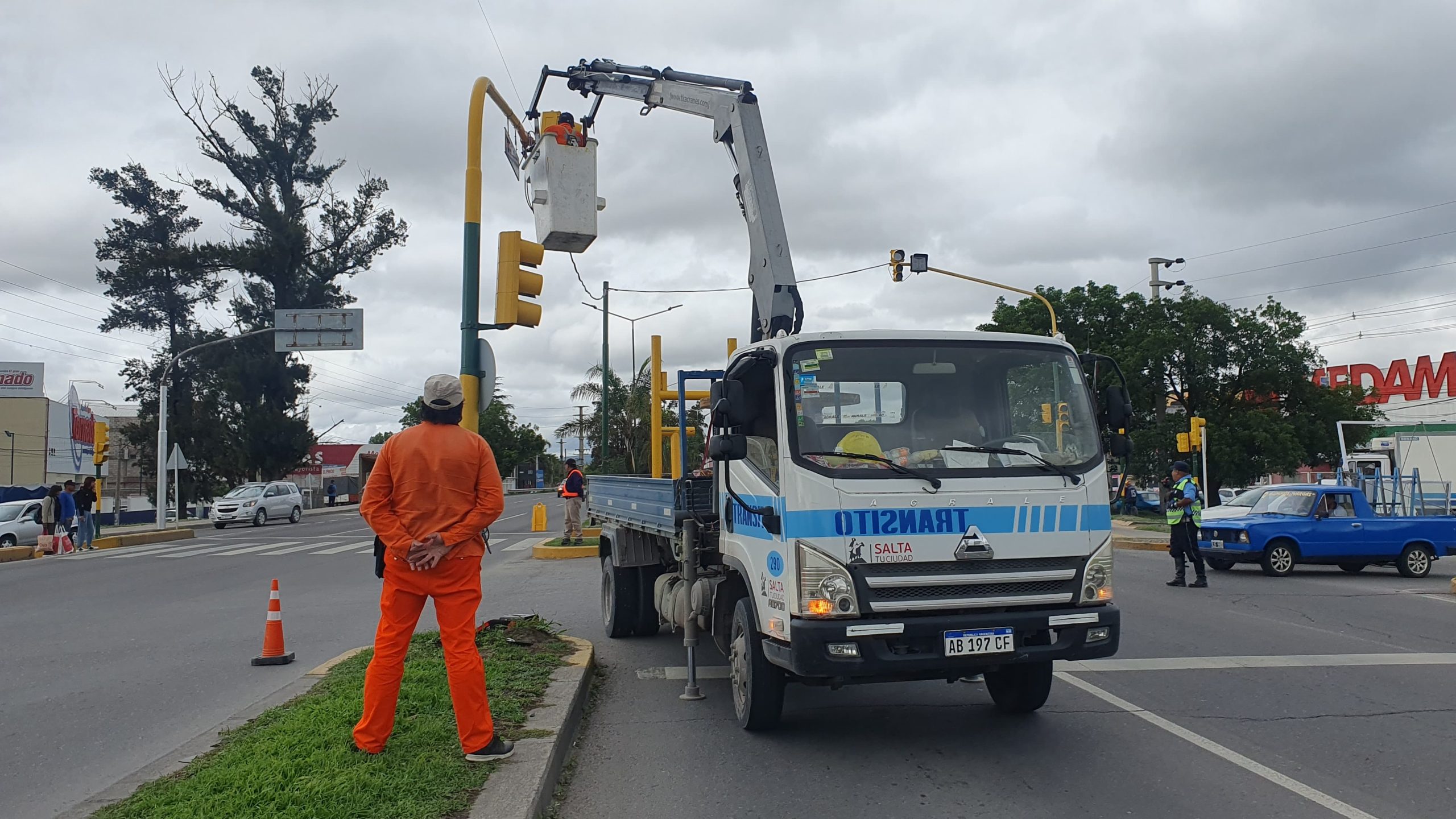 reparación semáforo Paraguay y Ragone 1