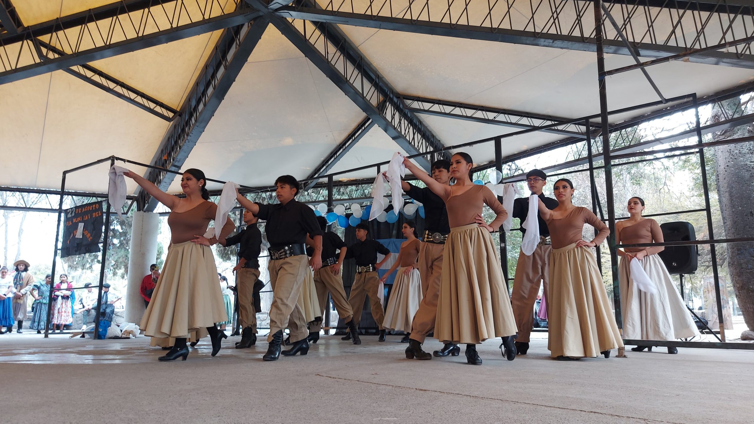 DANZA FOLCLORICA EN EL ANFITEATRO