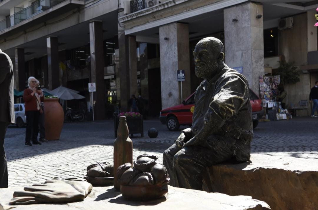 Gustavo Cuchi Leguizamón escultura centro