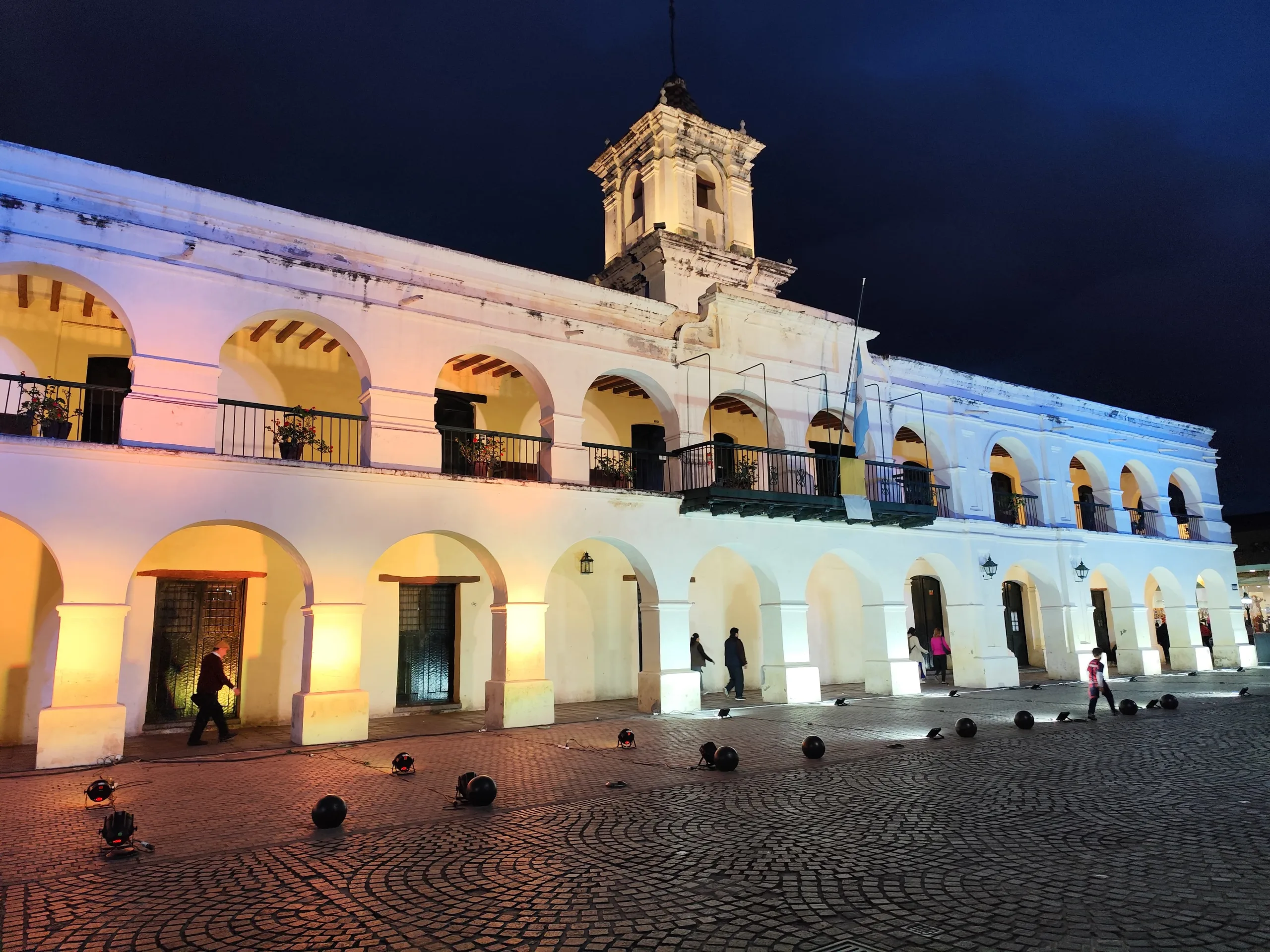 iluminación Cabildo homenaje Papa Francisco (1)