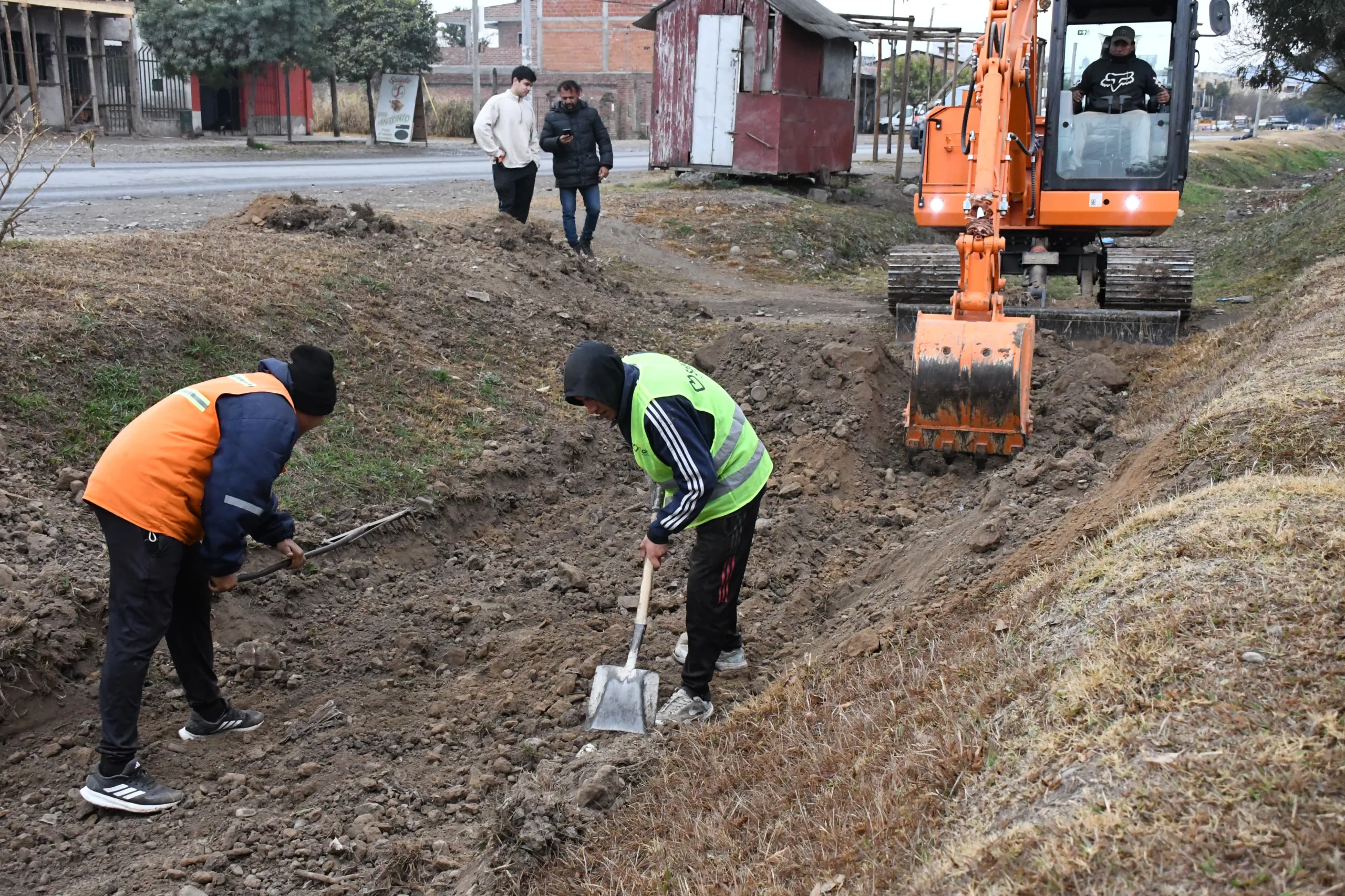 Apertura de canal en Avenida Solis Pizarro (2)