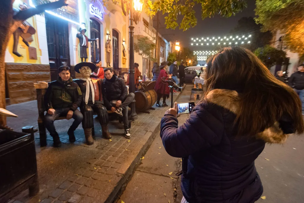turistas-ciudad-de-penas-1024x684