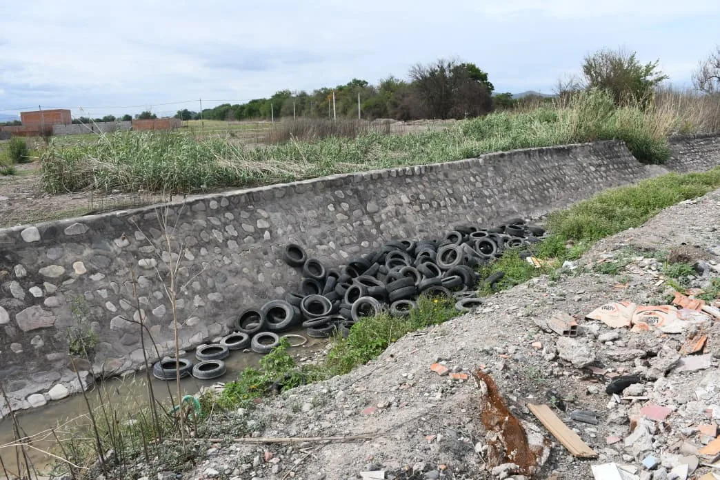 canal con neumáticos (2)