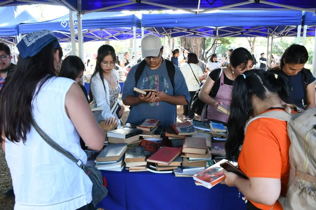 suelta de libros 5 (7) suelta de libros 5 (7)