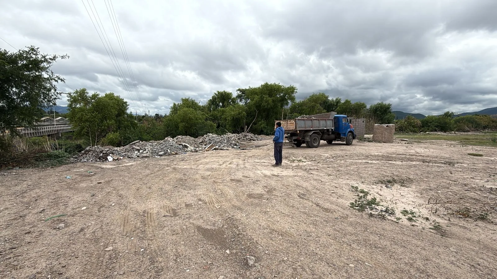 arrojo escombros al río (1)