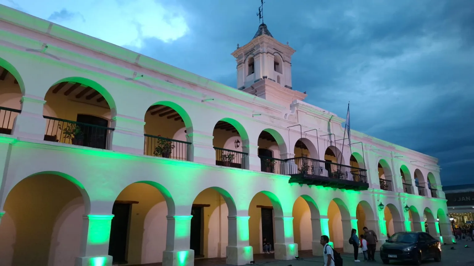 1iluminacion-de-cabildo-verde-por-el-colangiocarcinoma-1536x864
