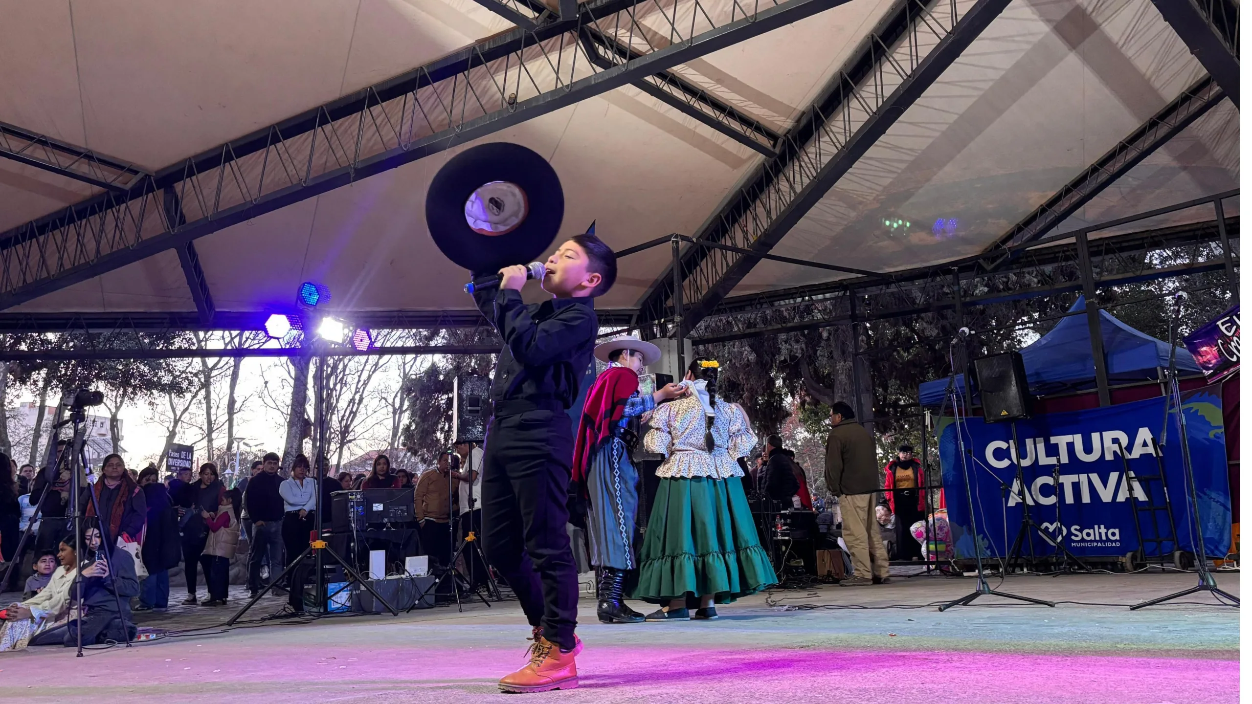 foto archivo cantando en anfi (1) (1) foto archivo cantando en anfi (1) (1)