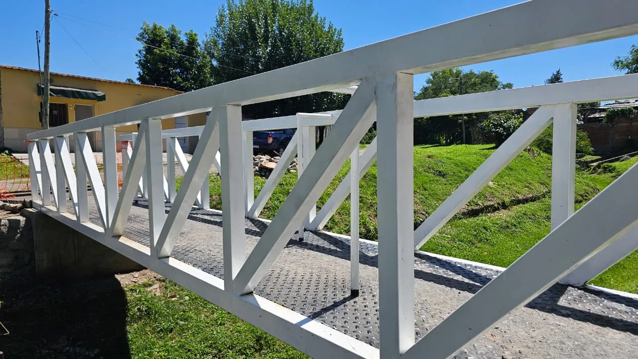 Instalación de nuevo puente en el barrio Puerto Argentino (2) Instalación de nuevo puente en el barrio Puerto Argentino (2)