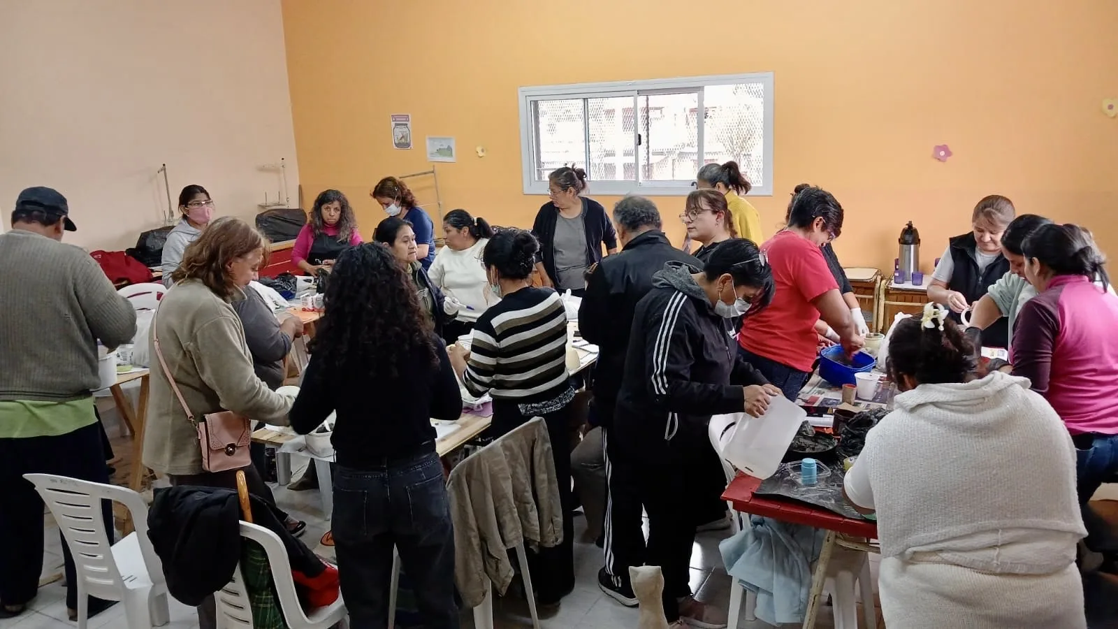 4. arte reciclado clase macetas CIC Bicentenario