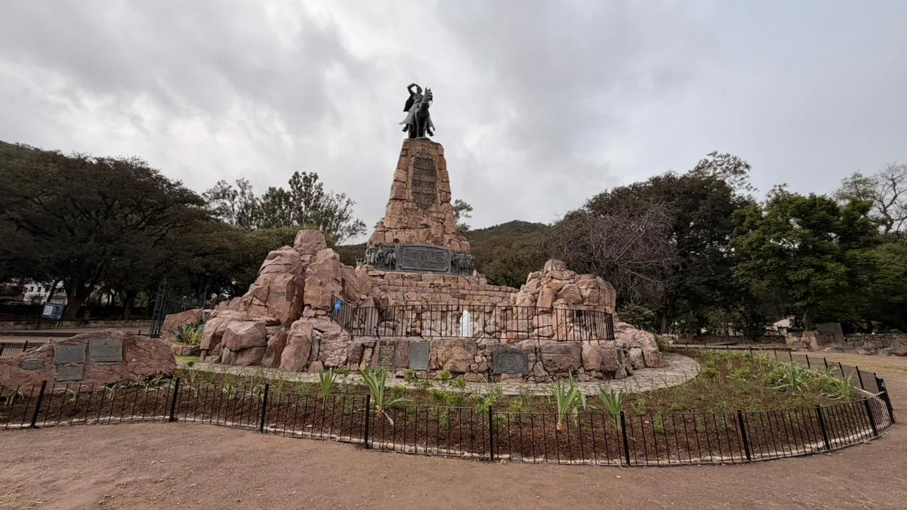 monumento a guemes A monumento a guemes A