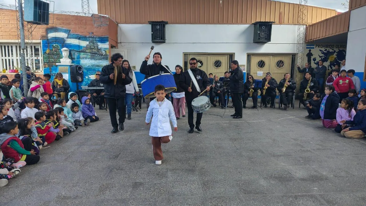 4.la Banda Municipal visitó la Escuela Armada Nacional 4.la Banda Municipal visitó la Escuela Armada Nacional
