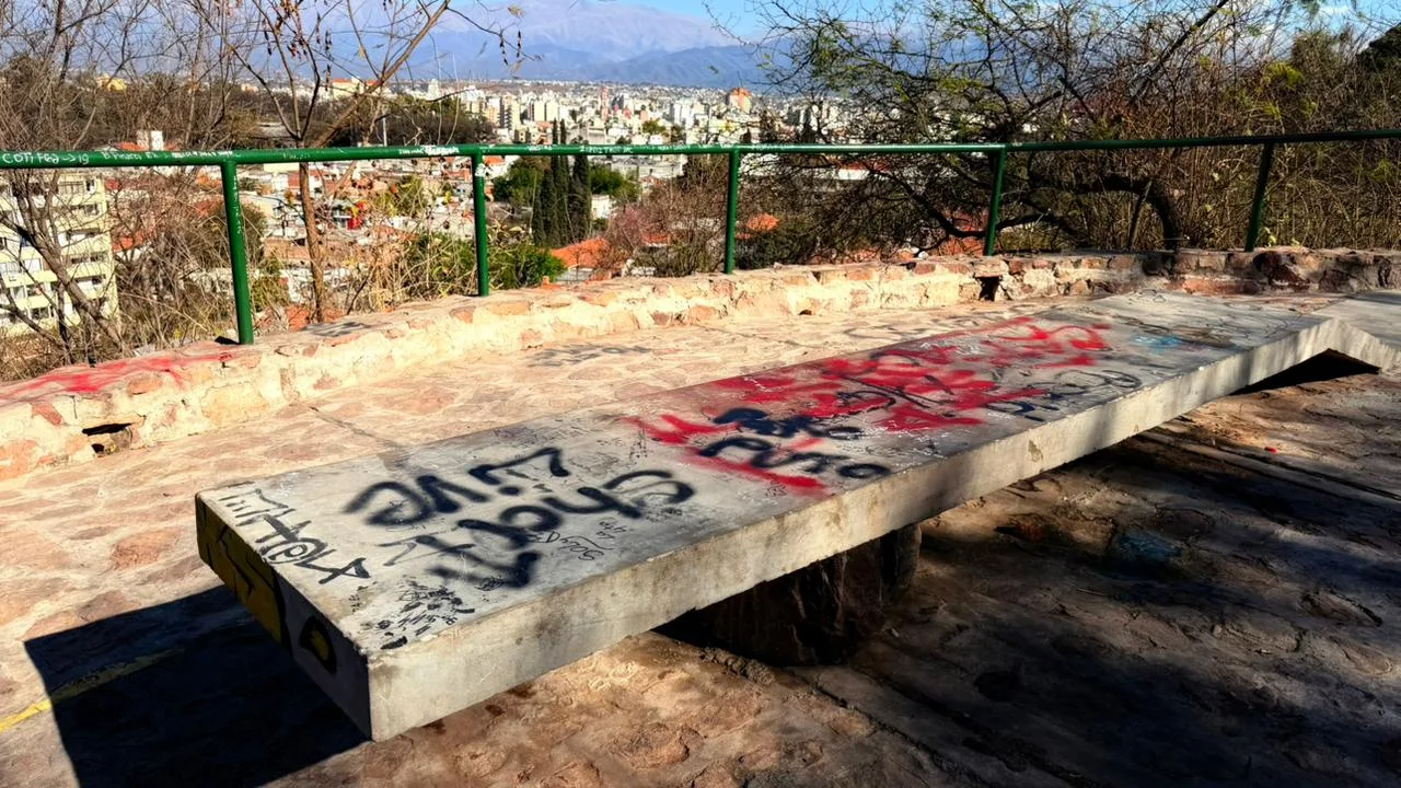 Vandalizaron el cerro san Bernardo (3) Vandalizaron el cerro san Bernardo (3)